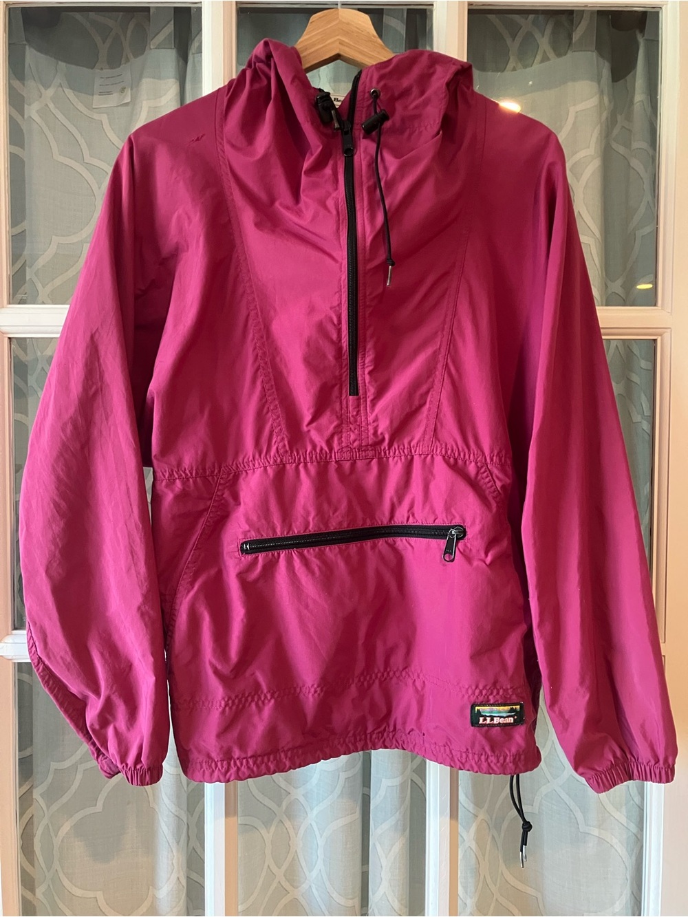 L.L. Bean vintage kangaroo pocket women’s medium windbreaker hoodie in dark pink